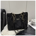 Detail der schwarzen gesteppten Nylon-Tote mit Metallplakette und Kettenriemen - Schwarz
