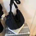 Grande borsa a tracolla in denim nero lavato con tracolla regolabile e tasche laterali - Nero