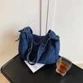 Grande borsa a tracolla in denim blu scuro con tracolla regolabile in stile casual - Blu scuro