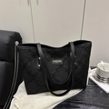 Borsa tote trapuntata nera in tweed scintillante con placchetta metallica dorata - Nero