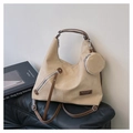Dettaglio della borsa tote in pelle scamosciata beige con tracolla e mini borsellino - Cachi