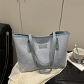 Borsa tote trapuntata azzurra con ricami floreali e placca in metallo dorato - Blu