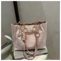 Détail du sac fourre-tout rose matelassé avec étiquette en cuir et chaîne dorée chic - Rose