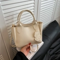 Bolso cubo de cuero beige con colgante de perro y correa de hombro ajustable - Blanco