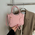 Bolso tipo cubo en cuero rosa con asas y colgante decorativo de perro pequeño - Rosa