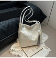 Detail aus seidigem Stoff mit rosa Blumenstickerei und grauer Quaste an der Handtasche - Traditionelles Malerei-Weiß