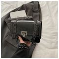 Borsa a tracolla in pelle verniciata nera con catena industriale e chiusura in metallo - Nero