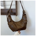 Détail du sac fourre-tout croissant marron foncé avec cuir plissé et bandoulière nouée - café