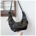 Détail du sac croissant noir souple avec plis et bandoulière à nœuds élégants - Noir