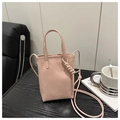 Détail du sac rose clair avec gaufrage FASHION BAGS et poignée à nœud élégante - Rose