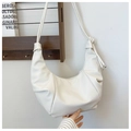 Détail du sac à bandoulière blanc en similicuir plissé avec bandoulière nouée - Blanc Cassé