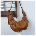 Détail d'un sac hobo marron plissé en similicuir texturé avec une bandoulière à nœuds - Marron