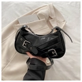 Bolso de hombro media luna en cuero sintético negro con hebillas plateadas retro - Negro