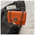 Borsa a tracolla in vernice arancione brillante con catena grigia e chiusura in metallo - Arancione
