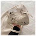 Bolso de hombro beige minimalista con hebillas plateadas y acabado en cuero sintético - Blanco