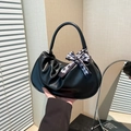 Elegante bolso nube plisado negro con pañuelo de cuadros y asa superior redonda - Negro