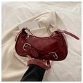 Bolso media luna retro burdeos con hebillas plateadas y correa ajustable para el hombro - Rojo