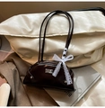 Bolso bowling marrón oscuro brillante con una elegante decoración de lazo de encaje blanco - café