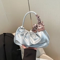 Bolso de mano plisado plateado con accesorio de pañuelo de seda a cuadros para mujer - Plateado