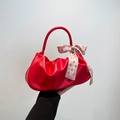Bolso nube plisado rojo con acabado brillante y bufanda decorativa de cuadros - Rojo