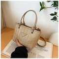 Modische beige Stroh-Beuteltasche mit braunen PU-Griffen und Dreiecks-Patch - Khaki