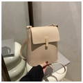 Detail van minimalistische beige PU-leren schoudertas met een elegante gouden sluiting - Khaki