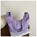 Détail du sac croissant en velours côtelé violet avec petite pochette ronde - Style Sac dans le Sac / Violet