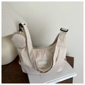 Détail du sac hobo croissant en velours côtelé blanc cassé avec mini porte-monnaie rond - Style Sac dans le Sac / Kaki