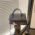 Elegante borsa a tracolla trapezoidale con motivo monogramma grigio e logo dorato - Nero