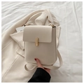 Elegante crèmewitte verticale crossbodytas met minimalistische goudkleurige metalen gesp - Wit