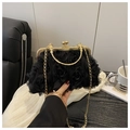 Détail du sac de soirée noir élégant avec fleurs 3D et chaîne en métal doré chic - Noir