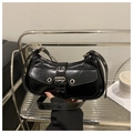 Bolso de hombro en charol negro estilo Y2K con ojales plateados y hebilla grande - Negro