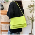 Detailansicht der neongrünen Nylon-Umhängetasche mit Fashion-Label und Seitentasche - Grün Ohne Anhänger