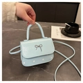 Hellblaue Mini-Handtasche mit Punkten, silberner Schleife und schmalem Schultergurt - Blau