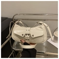 Bolso de hombro chic en cuero charol blanco crema con hebilla decorativa y ojales - Blanco