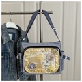 Detail der lila Ita-Bag mit transparentem Sichtfenster und dekorativem Spitzenrand - Blau