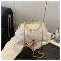 Détail du sac de soirée blanc à fleurs 3D avec poignée anneau dorée et fermoir sphérique - Blanc