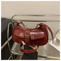 Bolso de hombro retro rojo oscuro brillante en piel sintética con hebilla y ojales de metal - Rojo