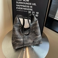 Borsa tote in tweed grigio scuro con chiusura a coulisse e dettagli in rilievo - Nero