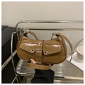 Bolso de hombro marrón retro Y2K de charol con hebilla metálica grande y ojales - Caqui