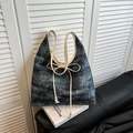Borsa tote in denim retrò con manici in pelle crema e dettaglio fiocco in blu scuro - Bianco