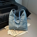 Borsa tote in denim azzurro con strass luccicanti e fiocco decorativo applicato - Blu