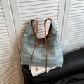 Borsa tote in denim lavato con borchie argentate, manici in pelle e fiocco decorativo - Marrone