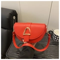Bolso bandolera tipo silla de montar rojo con hebilla dorada y textura de cuero liso - Rojo