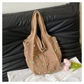 Detalle del bolso tote de punto con dijes de perlas de colores y textura tejida - Caqui