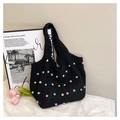 Primer plano del bolso tote negro tejido con perlas coloridas y textura de ganchillo - Negro
