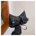 Sac à bandoulière noir brillant avec poches à nœud et détails métalliques argentés - Noir