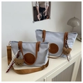 Détail de sacs cabas en nylon bleu clair avec anses en cuir et breloque ours - Bleu clair / Grand