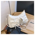 Détails du sac hobo blanc avec nœud papillon et poches fonctionnelles - Blanc
