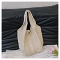 Primer plano del bolso tote de punto beige con textura de ganchillo calada y detallada - Blanco Roto